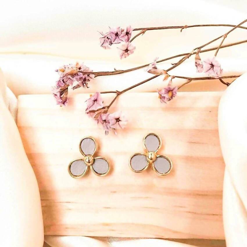 Trillium- Delicate Spring Flowers Stud Earrings Earring Studs Forest Jewelry Dusty Grey 