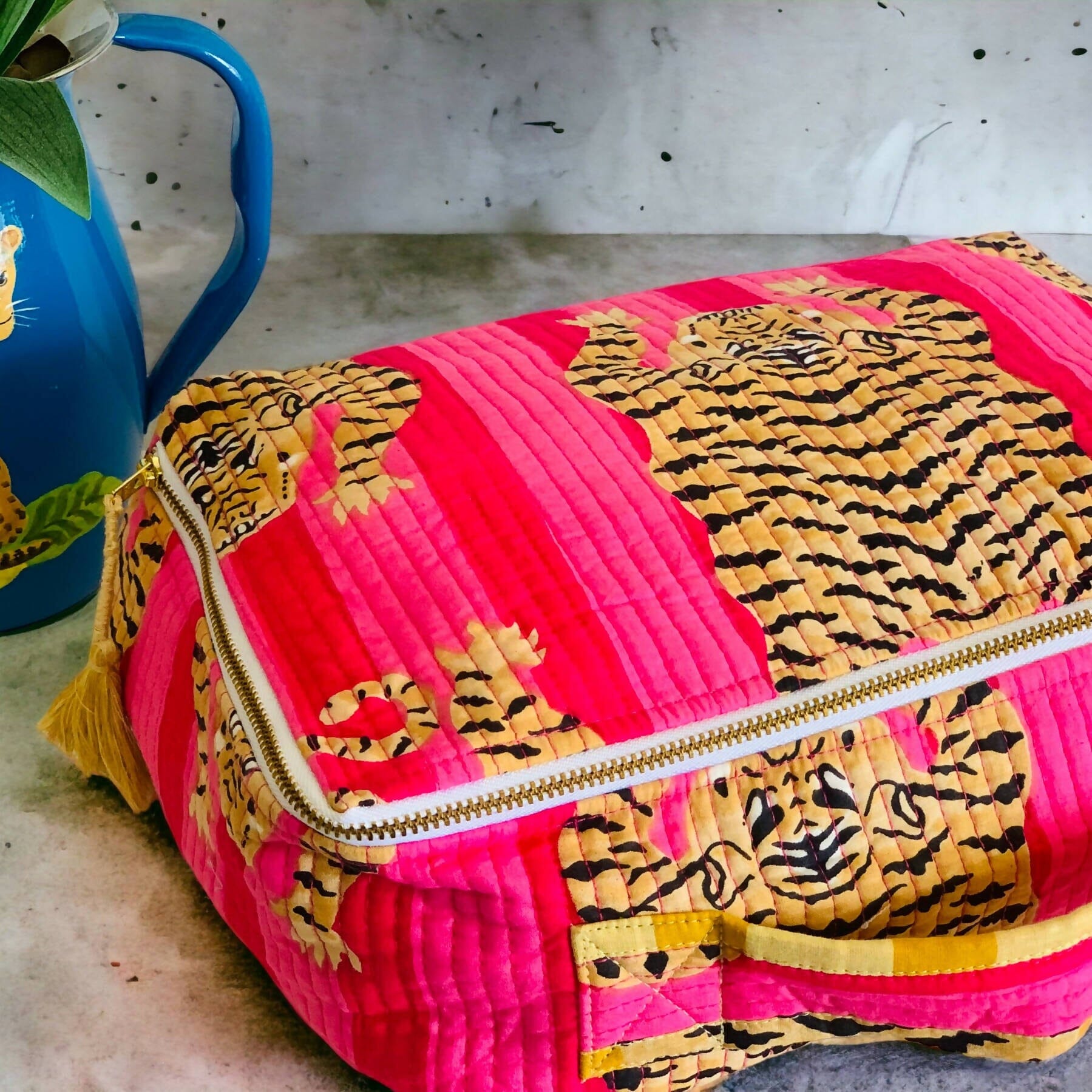 Cosmetic bag - pink tiger - Naiise